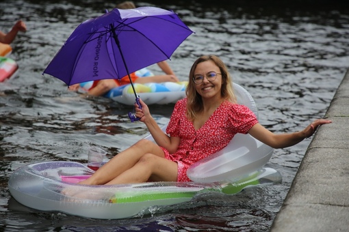 Купание в море. Матрасная регата ковров. Гонки на матрасах. Гонки на надувных матрасах. Смешная лодка.