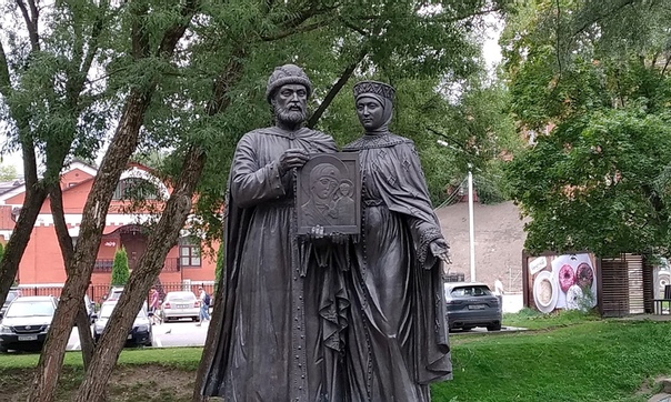 муром памятник петру и февронии в муроме. муром памятник петру и февронии в муроме. памятник святым петру и февронии в красноярске. муром памятник петру и февронии. город петра и февронии.