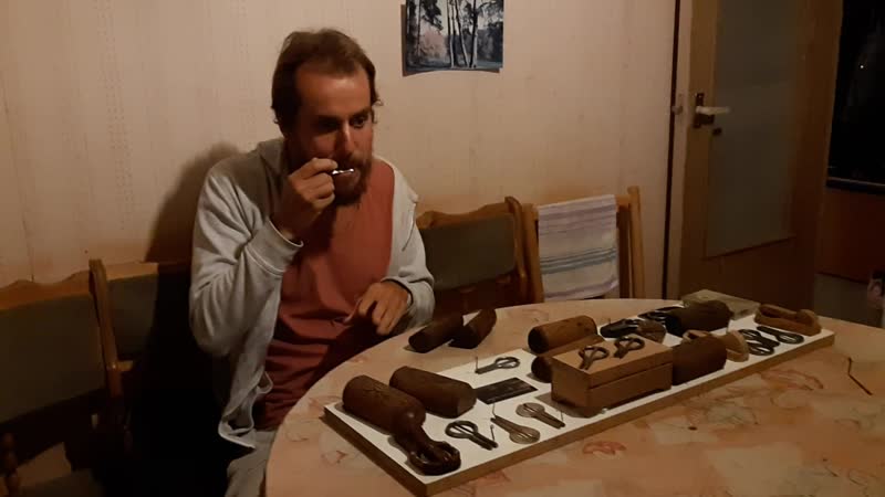 Антон играет на варгане