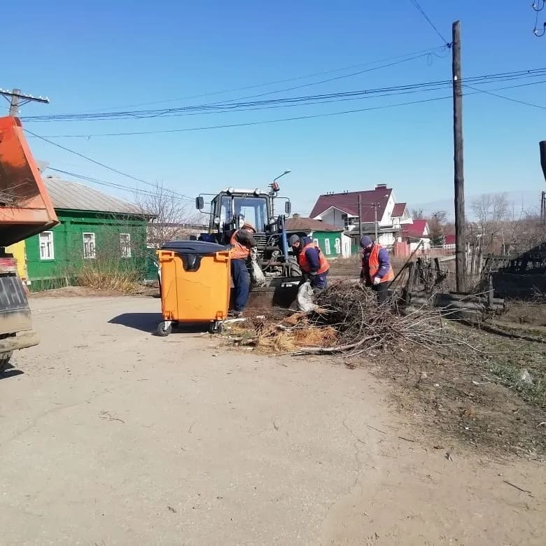 Петровское коммунальное предприятие "Благоустройство" продолжает работы по санитарной уборке города