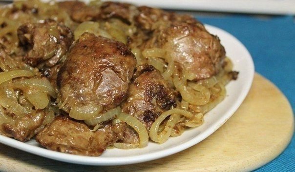 Куриная печень с луком Что нужно: Печень куриная 500 гЛук репчатый 300 г (2 шт.)Масло подсолнечное или оливковое 60 г (4 ст. л.)Мука 30 г (2 ст. л.)Что делать: * Куриную печень моем и чистим