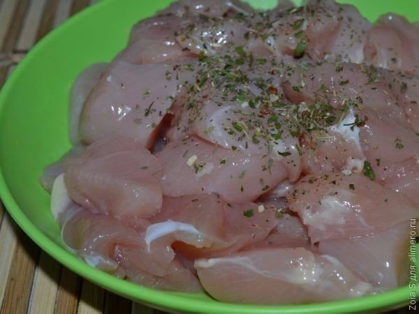 КАРТОФЕЛЬНАЯ ЗАПЕКАНКА С КУРОЧКОЙ Ингредиенты:Картофель 810 шт. среднего размераКуриное филе 0,5 кгЯйца куриные 3 шт.Сметана домашняя 45 ст. л.Растительное маслоЗеленый лукСоль, «Итальянские