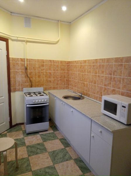 Фото: Сдам койко-место в 3-х комнатной квартире. Без залога и комиссии. В шаговой доступности от метро БАУМАНСКАЯ 3 мин. пешком. Wi-Fi, холодильник, стиральная машина, утюг, микроволновая печь. Есть вся необходимая посуда.Развитая инфраструктура, рядом магазины Дикси, Лента, Фитнес центр. Оплата по факту заселения. У нас действует сухой закон. Предоставляются гарантии-заключается договор, пишется расписка. В стоимость включены все коммунальные услуги. Звонить строго с 7:00 до 22:00 <br>Оплата: <br>Сутки-450 <br>Неделя-2500 <br>Месяц-9000 <br>По всем вопросам 8-903-013-04-68