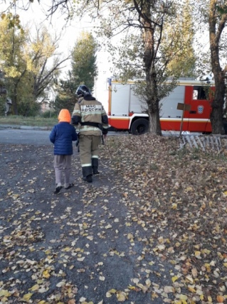 В Ростове пожарные приехали в гости к незрячему мальчику, который от одиночества звонил в экстренные службы, чтобы пожелать сотрудникам хорошего дня 12-летний Максим инвалид по зрению. У него