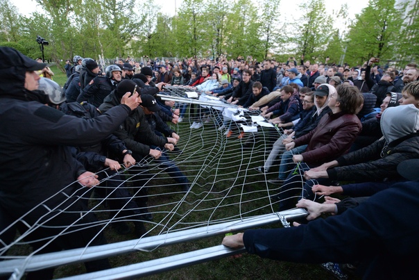 ПРО ХРАМ В СКВЕРЕ, РЕФЕРЕНДУМ И ИЗБИЕНИЯ ЗА ВЕРУ В Екатеринбурге произошло традиционное для нашей страны. Там решили, что в городе острая нехватка храмов, посреди сквера нужен еще один и,