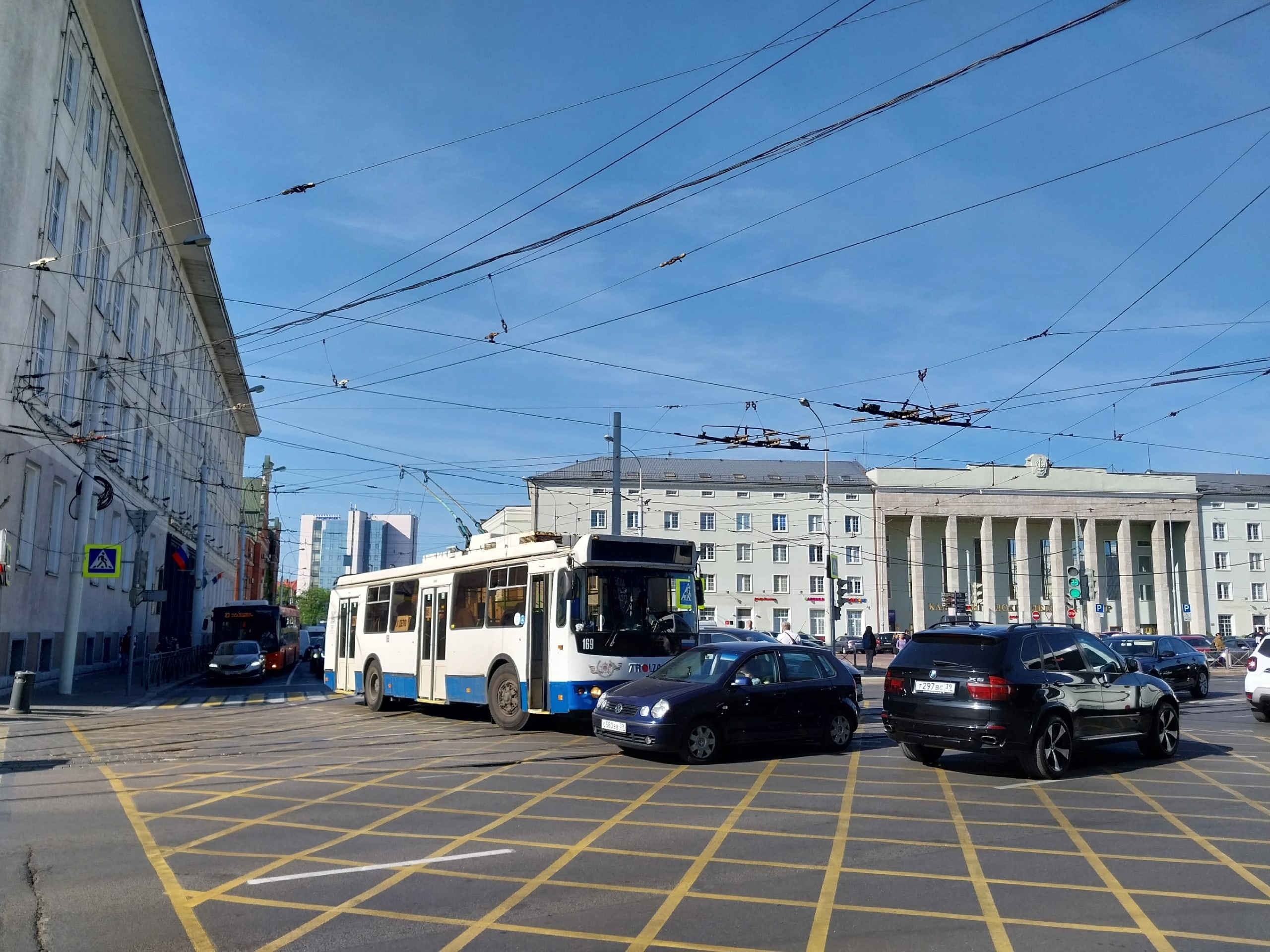 Сегодня 31. 05. 2023 г. в районе 16 часов дня на площади Победы произошло Это картинка